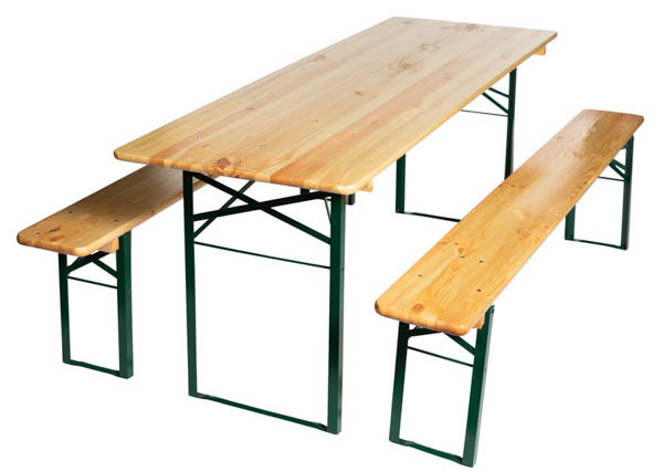 Penkkipöytäsetti jossa on kaksi puista penkkiä ja puinen pöytä.