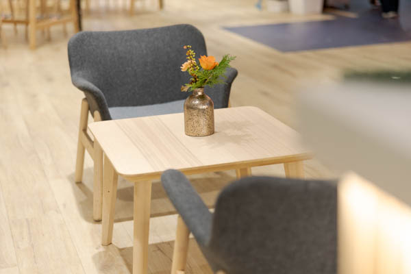 Kaksi Kivi-nojatuolia ja Saarnipöytä business-loungessa