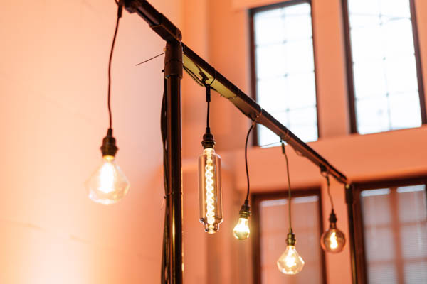 Koristeellisia valaisimia ripustettuna PD-telineeseen Koristeellisia valaisimia ripustettuna PD-telineeseen