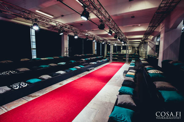 Catwalk ja nouseva katsomo molemmin puolin