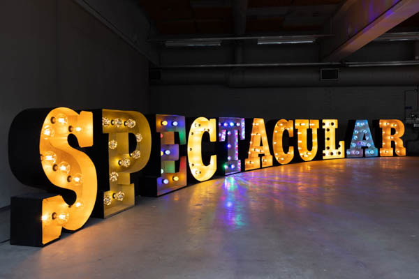 Valorkijaimista rakennettu sana SPECTACULAR ja eri kirjaimissa on käytössä erilaisia lamppuja