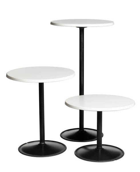 Kolme eri korkuista pystypöytää valkoisella kannella ja mustalla jalalla