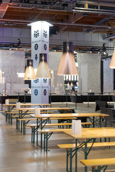 Penkki-pöytä-settejä Nordic Business Forumissa Helsingissä