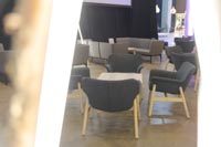 Kivi-nojatuoleja sekä Saarni-puupöytiä Nordic Business Forumissa