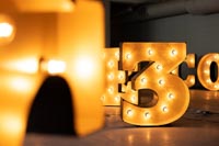 Vuokrattavat Valokirjaimet varastomme yläkerrassa