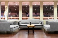 Harmaita Nordic-sohvia messujen VIP-tiloissa