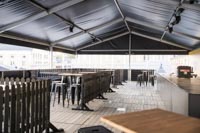 Mustaa puuaitaa, sohvia ja baaritiski Tuska Festivaaleilla