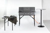 Rosteri kaasugrilli , metallikantinen koottava pystypöytä sekä metallikantinen suorakaidepöytä