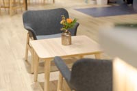 Kaksi Kivi-nojatuolia ja Saarnipöytä business-loungessa