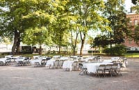 Mustan ja beigen värisiä Klaffi-taittotuoleja sekä Zown-suorakaidepöytiä Liisanpuistikossa Helsingissä Mustan ja beigen värisiä Klaffi-taittotuoleja sekä Zown-suorakaidepöytiä Liisanpuistikossa Helsingissä