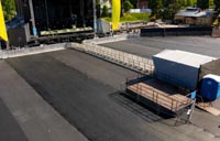 Festarilavan edessä barrikadia, invakatsomo ja VEPE-alumiiniaitaa