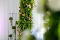 Hääkaari/kukkakaari hääjuhlien somisteena