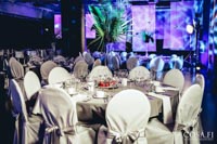 Pyöreitä pöytiä ja Banquet-tuoleja Pyöreitä pöytiä ja Banquet-tuoleja