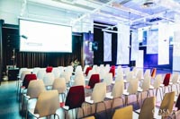 Eri värisiä Vilmar vuokratuoleja tapahtumassa katsomona Eri värisiä Vilmar vuokratuoleja