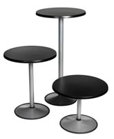 Kolme eri korkuista pystypöytää mustalla kannella ja harmaalla jalalla