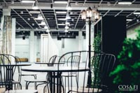 Keskustelupaikka (lounge) rakentumassa yritystapahtumaan