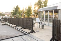 Mustaa Picket puuaitaa sekä menuteline ruokailualeella Tuska Festivaaleilla.