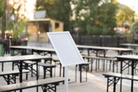 Menuteline festareiden ruokailualueen reunalla (Tuska Festivaali, Sivulahti Helsinki) Menuteline festareiden ruokailualueen reunalla