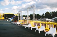 Valkoisia Relax nojatuoleja festareilla ulkokäytössä Valkoisia Relax nojatuoleja festareilla