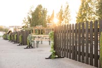 Mustaa puuaitaa kesäisessä illassa Helsingissä