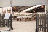 Rustiikkisia penkkipöytäsettejä, mustaa Picket puuaitaa sekä menuteline Rustiikkisia penkkipöytäsettejä, mustaa Picket puuaitaa sekä menuteline