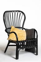 Harmaa huopa ja keltainen somistetyyny Garden-nojatuolissa Harmaa huopa ja keltainen somistetyyny Garden-nojatuolissa