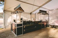 Esittelytiskeistä ja kuormalavoista toteutettu myyntitiski festareille Esittelytiskeistä ja kuormalavoista toteutettu myyntitiski festareille