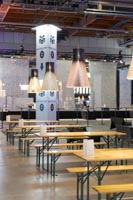 Penkki-pöytä-settejä Nordic Business Forumissa Helsingissä