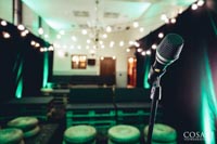 Musiikkiesitykselle rakennettu tila perusvalkoisessa isossa toimistossa Musiikkiesitykselle rakennettu tila perusvalkoisessa isossa toimistossa