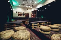 Isoon perusvalkoiseen toimistotilaan rakennettu intiimi tila musiikkiesitykselle Intiimi musiikkiesitysnurkkaus