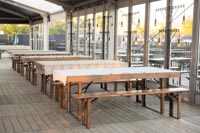 Rustiikkisia penkkipöytäsettejä somistettuna Tuska Festivaalin ruokateltassa kesällä 2024 Rustiikkisia penkkipöytäsettejä somistettuna Tuska Festivaalin ruokateltassa kesällä 2024