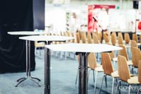 Hexa-pystypöytiä sekä taustalla Vilmar-tuoleja Hexa-pystypöytiä sekä taustalla Vilmar-tuoleja