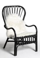 Yksi pehmustevaihtoehto Gardern-nojatuoliin on lämmin talja Valkoinen talja Garden-nojatuolissa