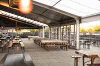 Rustiikkisia penkkipöytäsettejä somistettuna Tuska Festivaalin ruokateltassa Rustiikkisia penkkipöytäsettejä somistettuna Tuska Festivaalin ruokateltassa