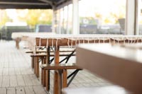 Tuska Festivaalin ruokateltassa käytettiin myös meidän Rustiikkisia PP-settejä Somistetuja Rustiikki penkkipöytäsettejä