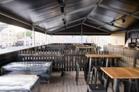 Tuska Festivaalien erään loppuasiakkaan edustustiloissa rajattiin alueita mustalla puuaidalla