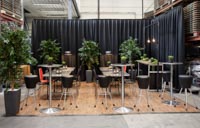 Esimerkkitoteutus: loungealue jossa PD-telineitä ja verhoa, baarijakkaroita, tanssiparkettia, baaritiski, pöytiä ja viherkasveja Esimerkkitoteutus: loungealue jossa PD-telineitä ja verhoa, baarijakkaroita, tanssiparkettia, baaritiski, pöytiä ja viherkasveja