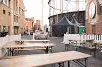 Valkoista puuaitaa ja Fest penkkipöytäsettejä Suvilahdessa