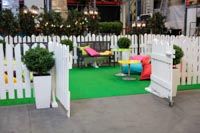 Portti aukeaa kahdessa osassa ja siinä on helppokäyttöinen salpalukitus Valkoinen puuaita ja sen kaksiosainen portti avoimeksi avattuna