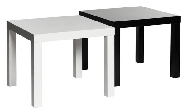 Kaksi (musta ja valkoinen) neliön mallista sohvapöytää vierekkäin.
