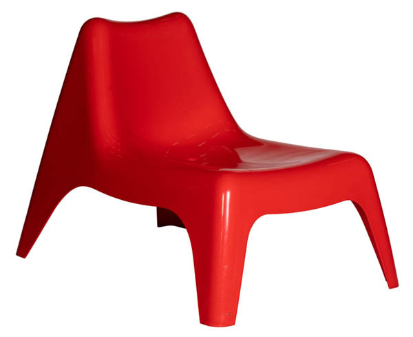Punainen muovinen nojatuoli Relax etuviistosta