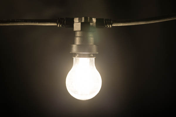 LED-valaisin E27-kannassa mustassa valosarjassa