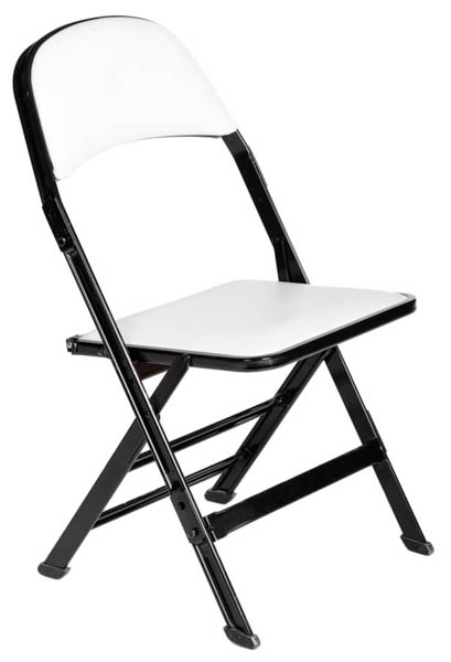 Tukeva tuoli valkoisilla istuinpehmusteilla ja mustalla rungolla