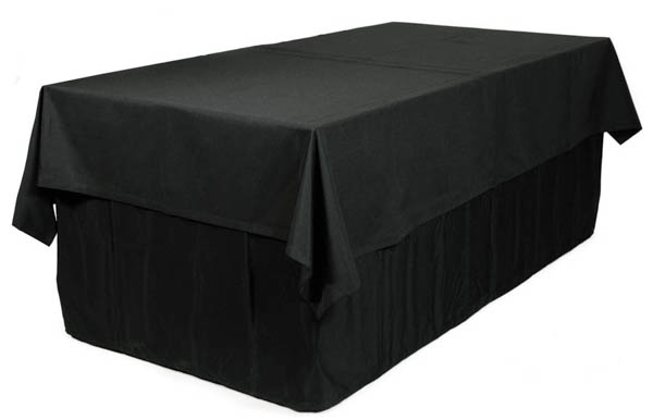 Suorakaiteen muotoinen 2x1 metrin kokoinen Butec-pöytä verhoiltuna mustalla reunaliinalla ja mustalla pöytäliinalla