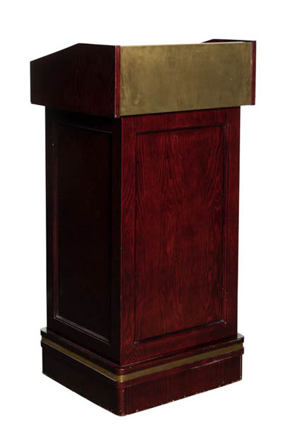 Klassinen tummasta puusta valmistettu puhujanpönttö jossa on kultasomisteet