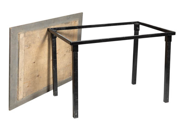 Donner-suorakaidepöydän rakenne näkyvissä pöytälevy pois paikoiltaan (kuvassa käytöstä poistunut hieman eri kokoinen pöytä!) 80x80cm pöytälevyllä ja mustilla irroitettavilla suorilla jakoilla suoraan sivusuunnasta