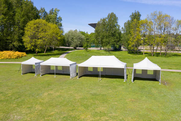 Pop up -telttakatoksia neljässä eri koossa nurmikentälle pystytettynä