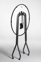 Klap-pystypöytä takaapäin kuljetusasennossa taittojalka kiinni taitettuna