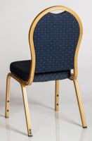 Banquet-tuoli on takaviistosta rauhallisen näköinen ja juhlava tuoli Sini-kultainen Banquet-vuokratuoli takaviistosta