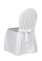 Valkoinen tuolihuppu rusetilla Banquet-tuoliin, takaviistosta Valkoinen tuolihuppu rusetilla Banquet-tuoliin, takaviistosta